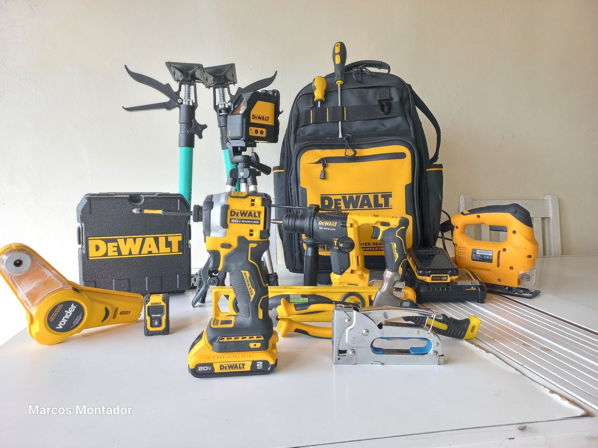 Marcos Montador Background